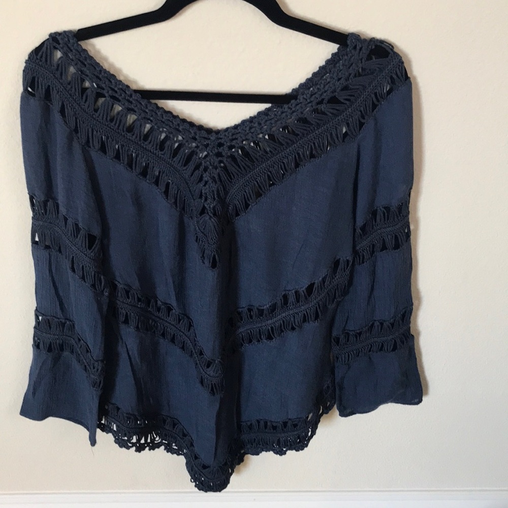 Macramé tunic blouse with V hem